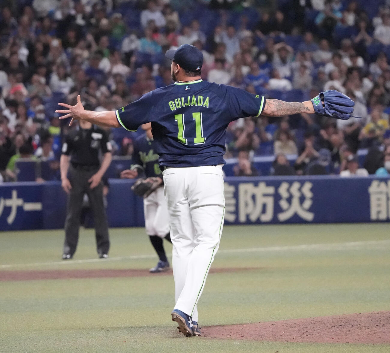 中日対ヤクルト　試合終了、ホセ・キハダはリリーフし喜ぶ（撮影・森本幸一）