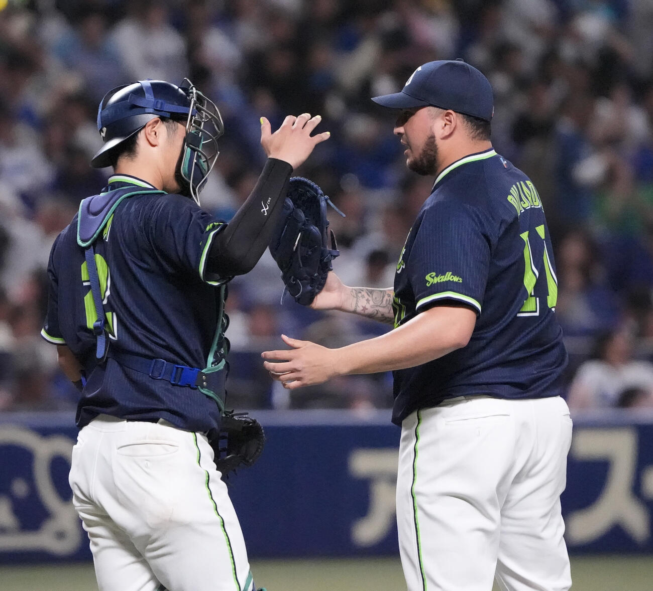 中日対ヤクルト　試合終了、ホセ・キハダ（右）はリリーフし古賀優大と喜ぶ（撮影・森本幸一）