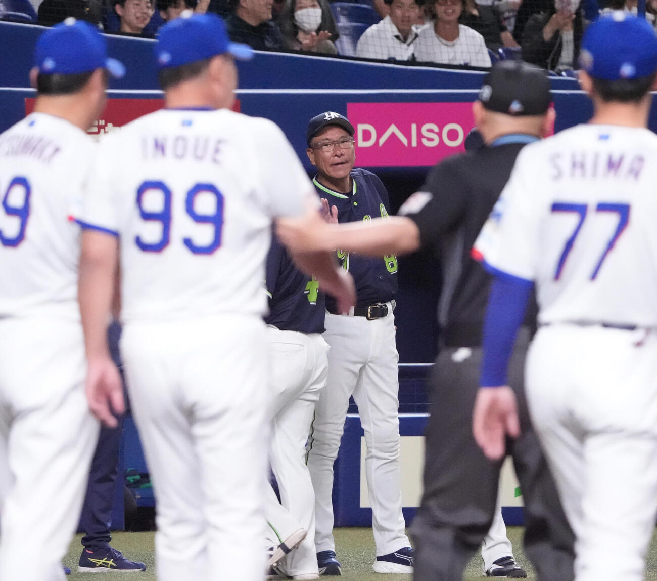 中日対ヤクルト　試合終了、池山隆寛監督（中央）は審判団と話す井上一樹監督の方を見つめる（撮影・森本幸一）