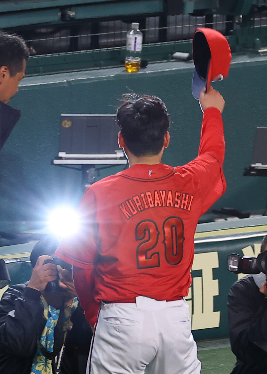 阪神対広島　完封勝利した栗林良吏はファンの歓声に応える（撮影・上田博志）