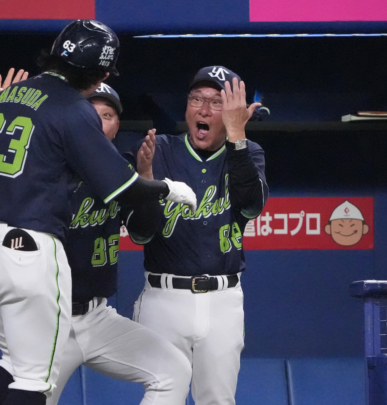 中日対ヤクルト　9回表ヤクルト無死一塁、池山隆寛監督（右）は2点本塁打を放った増田珠を迎える（撮影・森本幸一）