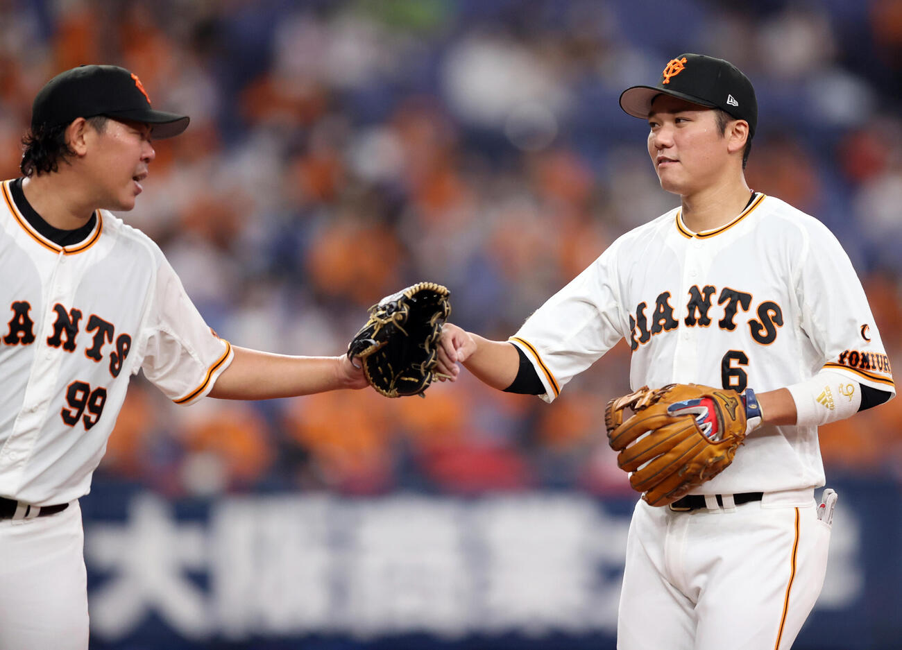 タッチを交わす巨人山口俊（左）と坂本勇人（2021年撮影）