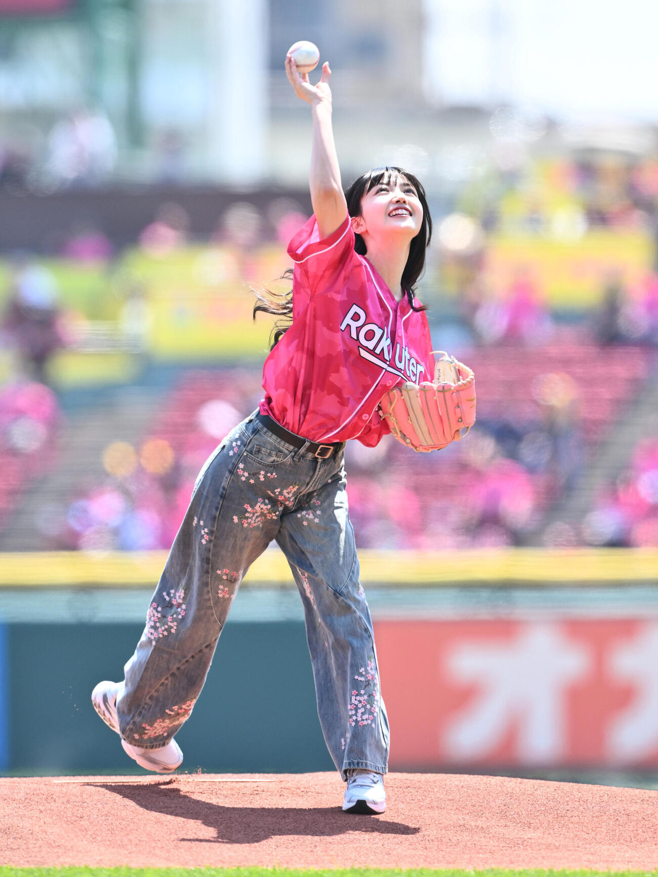 楽天対ソフトバンク　セレモニアルピッチに臨む久保史緒里（撮影・滝沢徹郎）