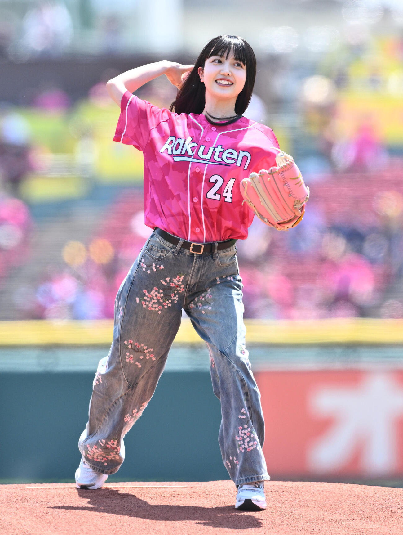 楽天対ソフトバンク　セレモニアルピッチで笑顔の久保史緒里（撮影・滝沢徹郎）
