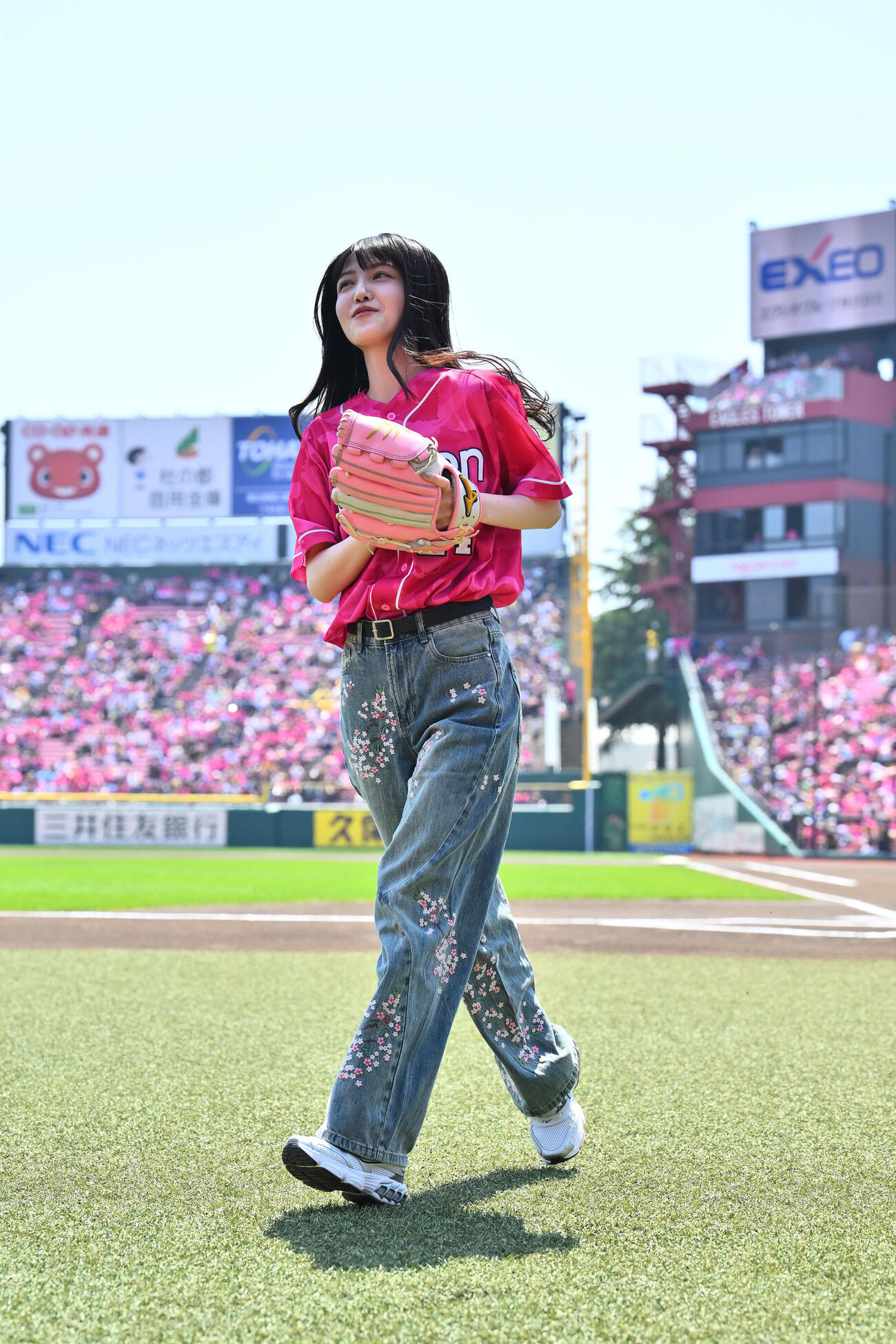 楽天対ソフトバンク　セレモニアルピッチを終え引き揚げる久保史緒里（撮影・滝沢徹郎）