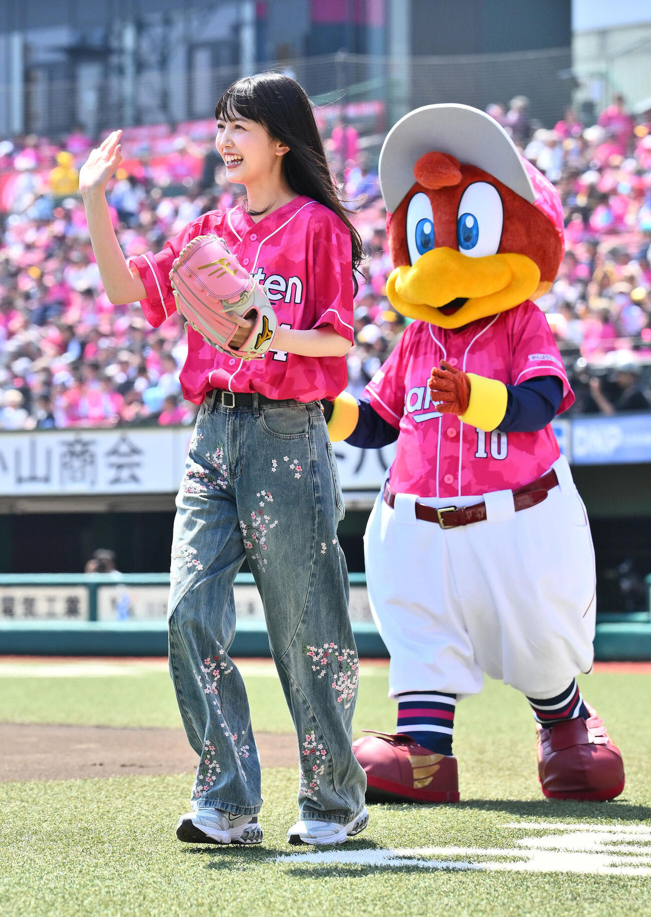 楽天対ソフトバンク　セレモニアルピッチを終え引き揚げる久保史緒里（撮影・滝沢徹郎）