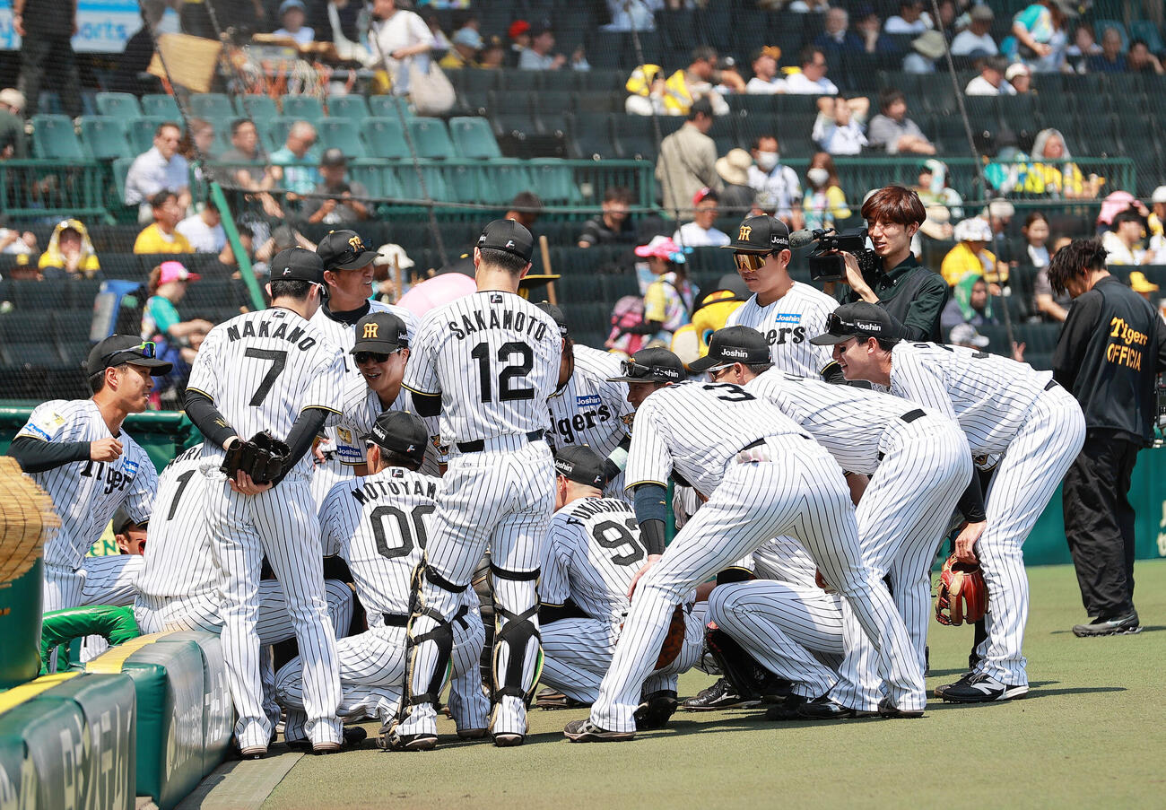 阪神対広島　試合前、ベンチの前で円陣を組み阪神岡城快生がかけ声する（撮影・上山淳一）