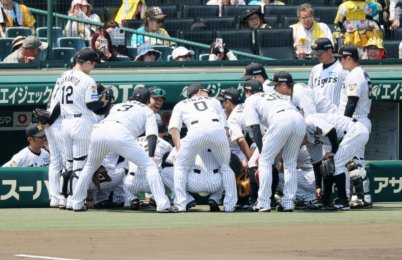 阪神対広島　試合前の円陣を組む阪神ナイン（撮影・加藤哉）