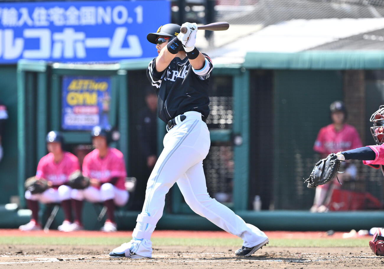 楽天対ソフトバンク　2回表ソフトバンク1死一塁、山本祐大は左前打を放つ（撮影・滝沢徹郎）