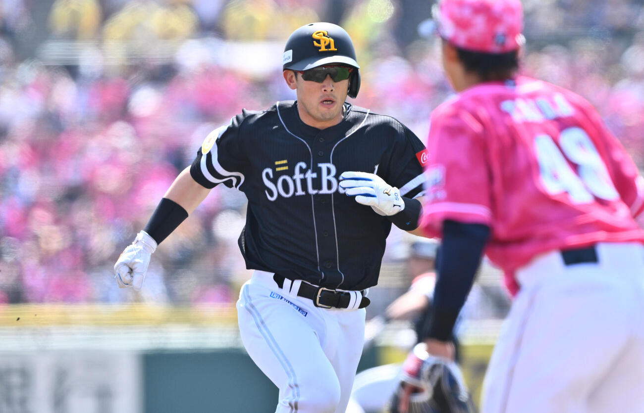 楽天対ソフトバンク　2回表ソフトバンク1死満塁、庄子雄大の先制犠飛で三塁進塁する二塁走者山本祐大（撮影・滝沢徹郎）