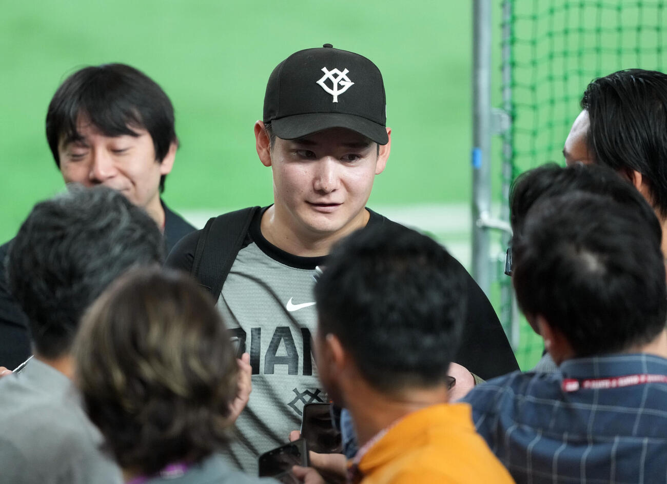 巨人対DeNA　記者に囲まれる巨人竹丸和幸（撮影・たえ見朱実）