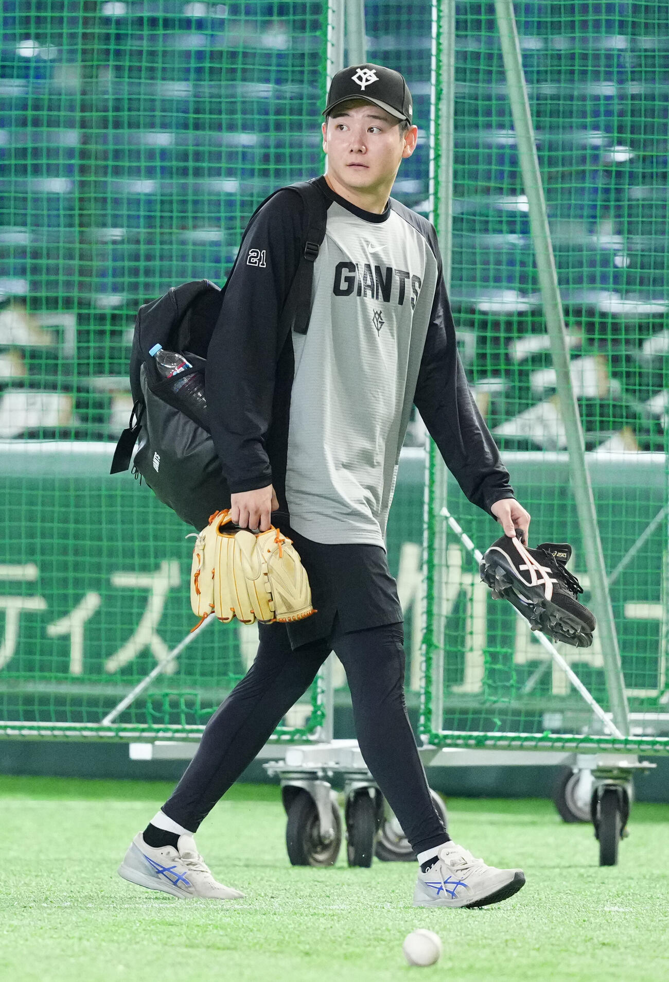 巨人対DeNA　試合前練習を終え、引き揚げる巨人竹丸和幸（撮影・江口和貴）