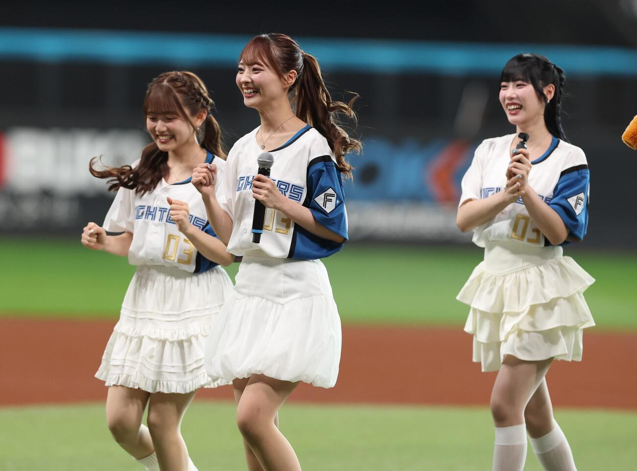 日本ハム対西武　ファーストピッチセレモニーに登場のClariS（撮影・黒川智章）