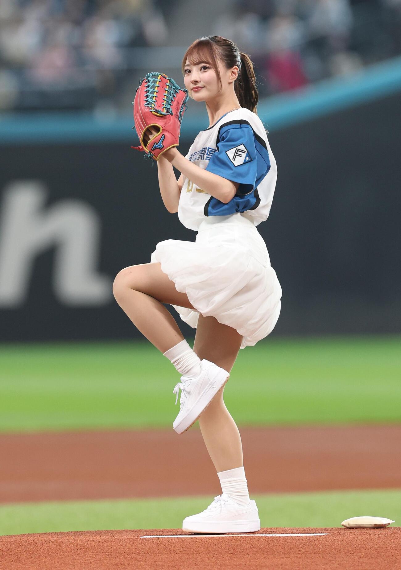 日本ハム対西武　ファーストピッチセレモニーで投球するClariSのクララ（撮影・黒川智章）