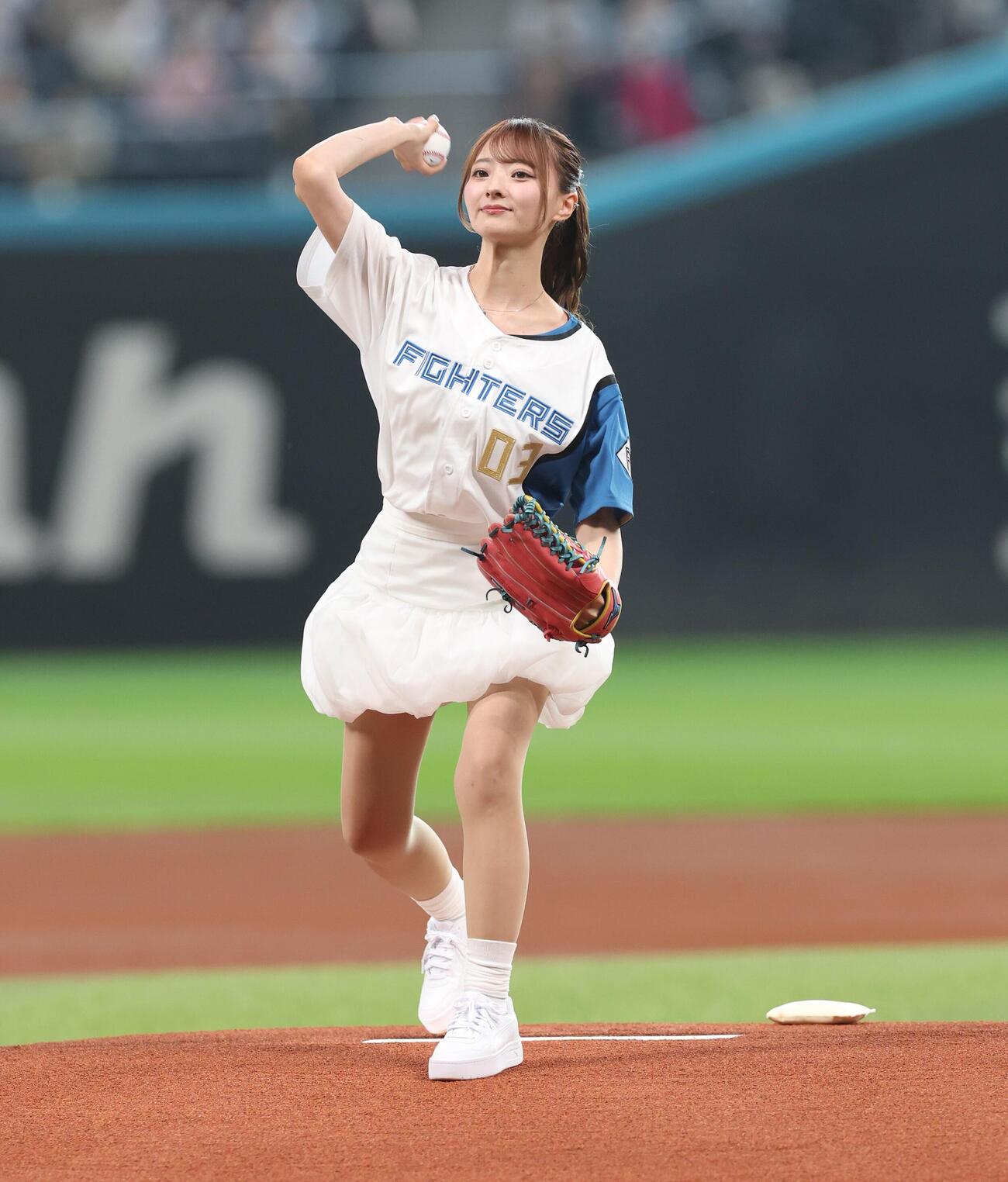 日本ハム対西武　ファーストピッチセレモニーで投球するClariSのクララ（撮影・黒川智章）