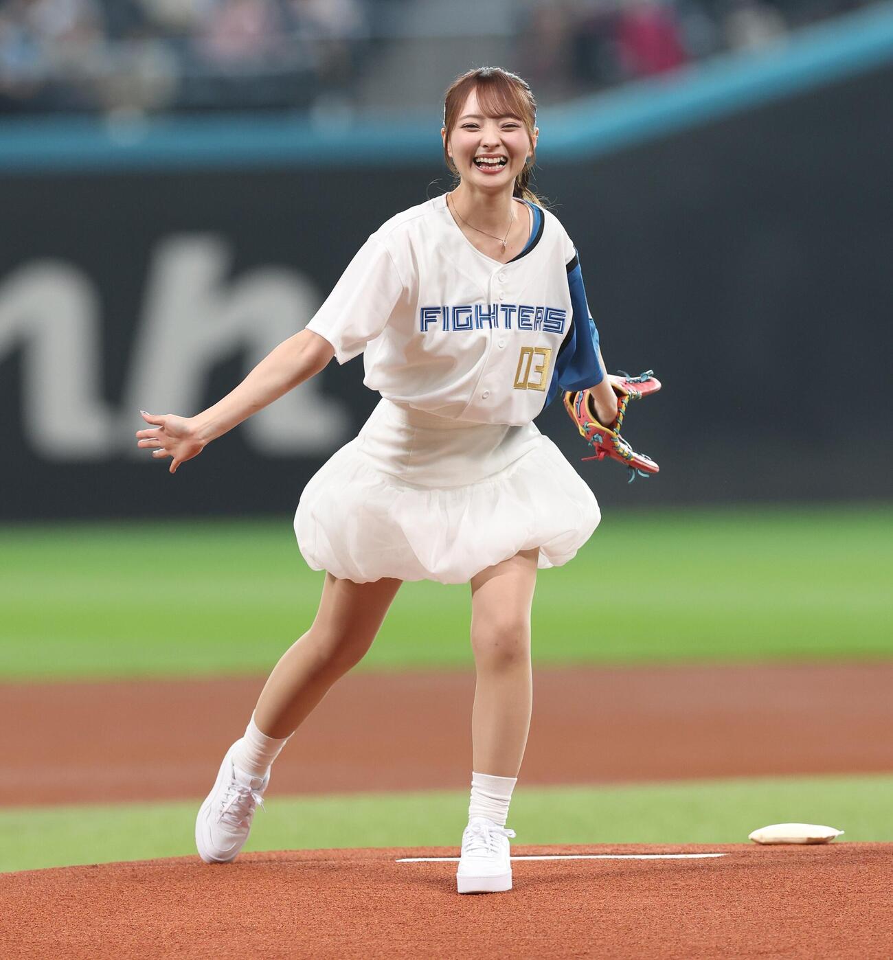 日本ハム対西武　ファーストピッチセレモニーで投球するClariSのクララ（撮影・黒川智章）