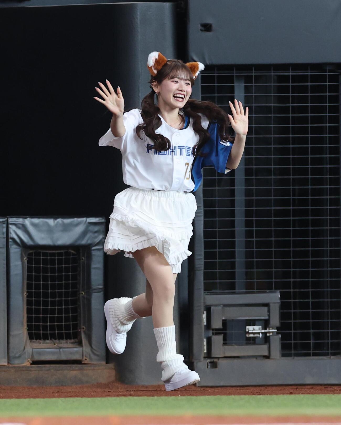 日本ハム対西武　きつねダンスに登場のClariSのメンバー（撮影・黒川智章）