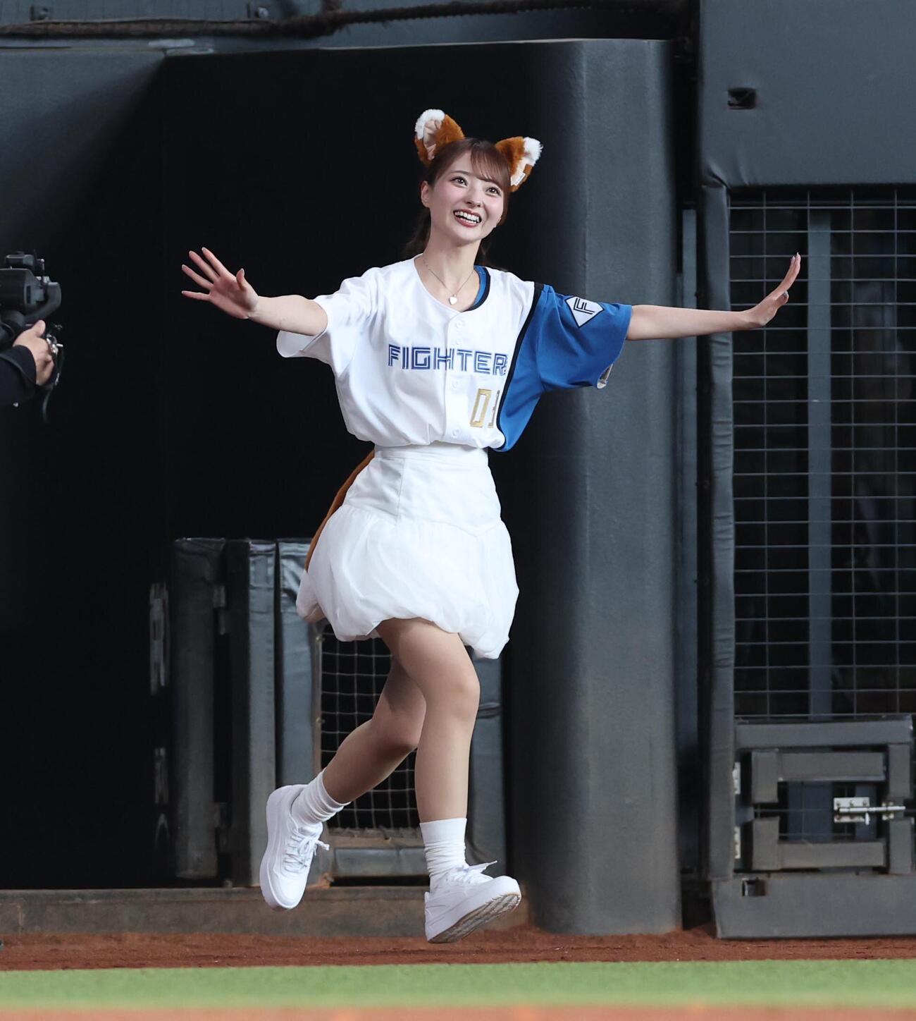 日本ハム対西武　きつねダンスに登場のClariSのメンバー（撮影・黒川智章）