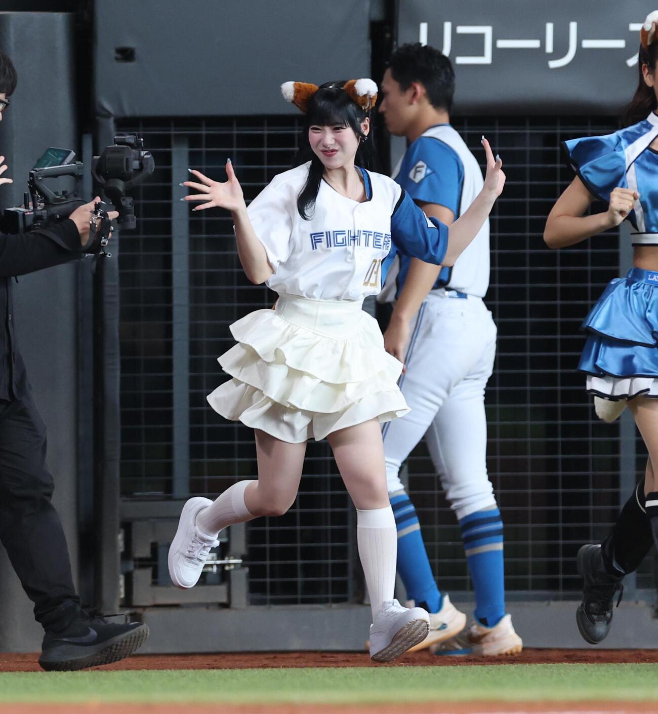 日本ハム対西武　きつねダンスに登場のClariSのメンバー（撮影・黒川智章）