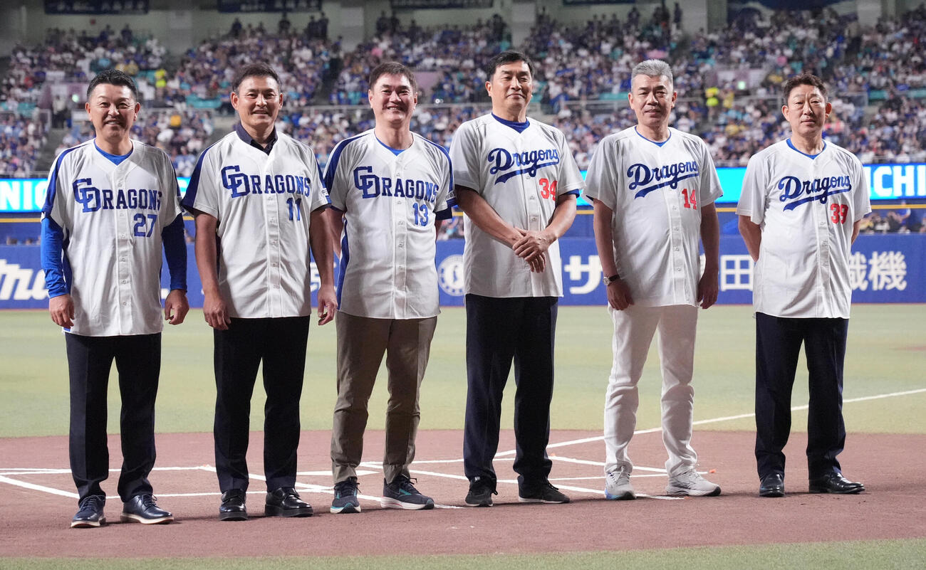 中日対ヤクルト　試合前、レジェンドセレモニアルピッチを行った左から谷繁元信氏、川上憲伸氏、岩瀬仁紀氏、山本昌氏、今中慎二氏、中村武志氏（撮影・森本幸一）