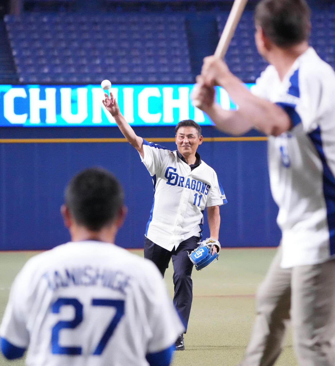 中日対ヤクルト　試合前、レジェンドセレモニアルピッチを行う川上憲伸氏（撮影・森本幸一）