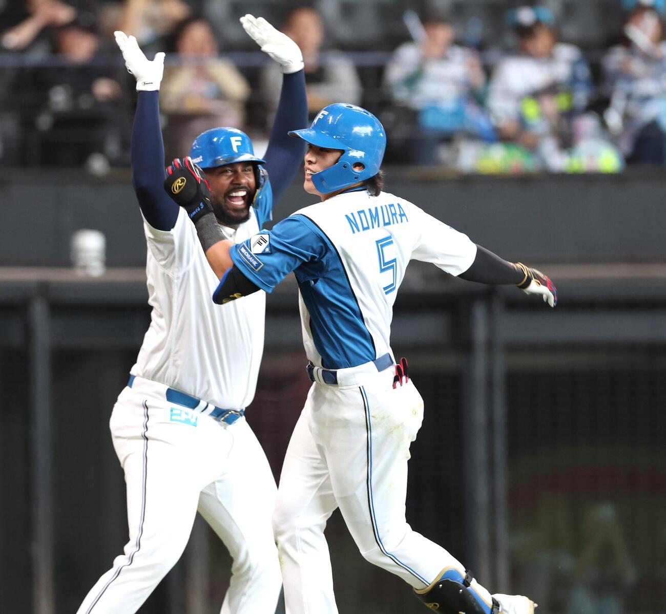 日本ハム対西武　1回裏日本ハム2死二塁、2点本塁打を放ちレイエスとハイタッチする野村佑希（撮影・黒川智章）