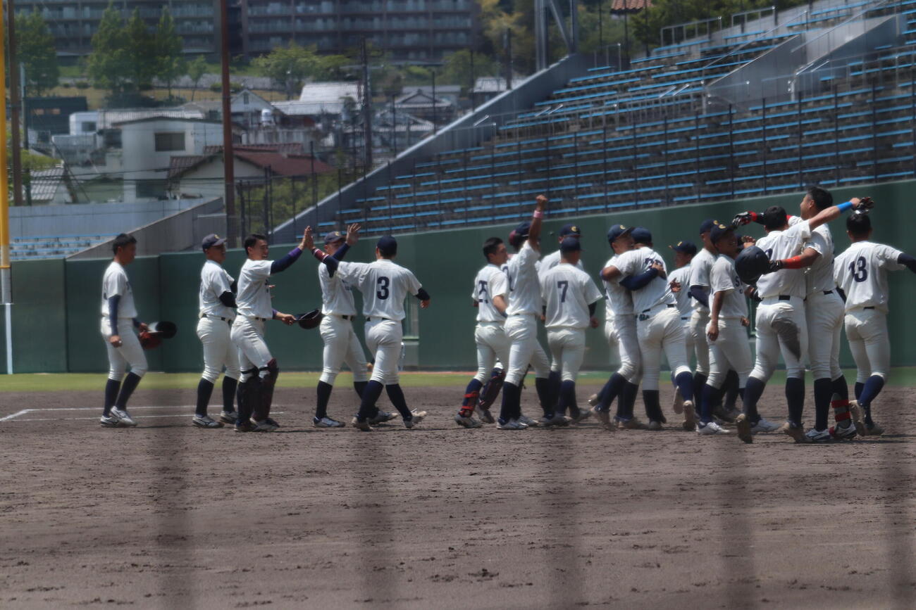 京産大対大商大　サヨナラ勝ちして喜ぶ大商大ナイン