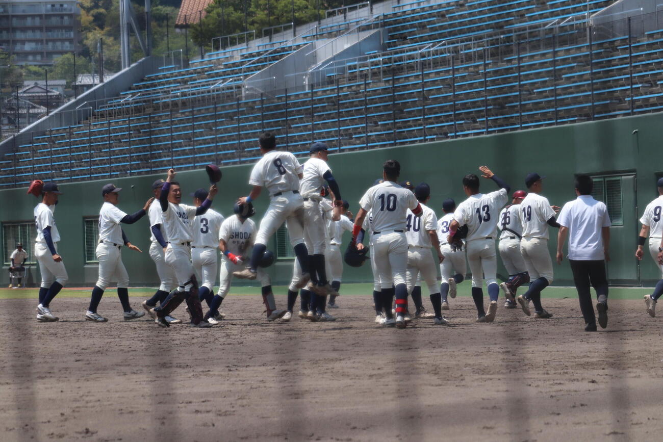 京産大対大商大　サヨナラ勝ちして喜ぶ大商大ナイン