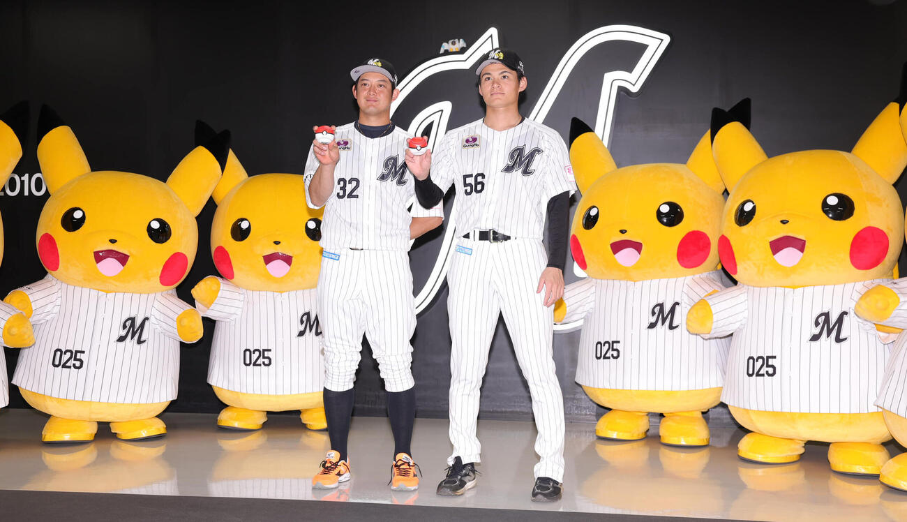 ロッテ対オリックス　試合前にピカチュウと記念撮影するロッテ佐藤都志也（左）と中森俊介（撮影・野上伸悟）