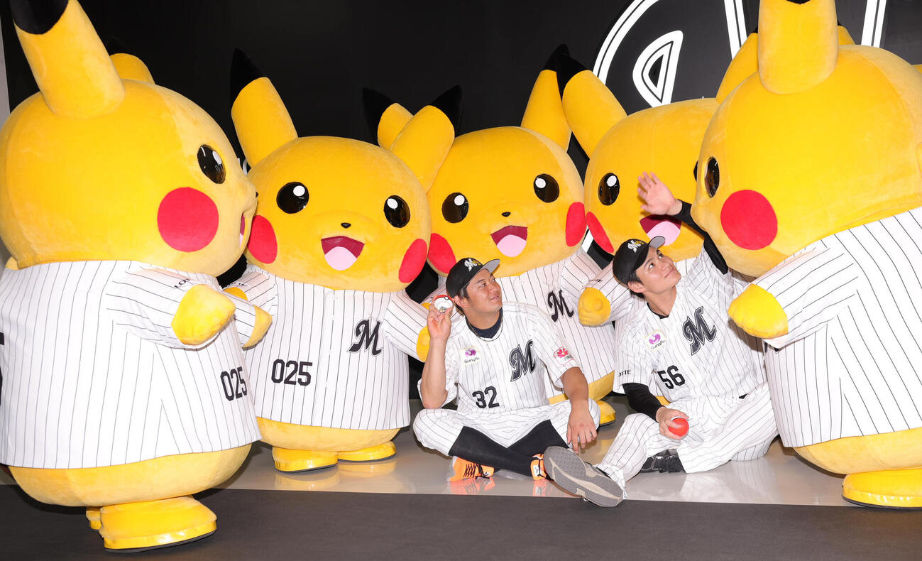 ロッテ対オリックス　試合前にピカチュウとふれあうロッテ佐藤都志也（左）と中森俊介（撮影・野上伸悟）
