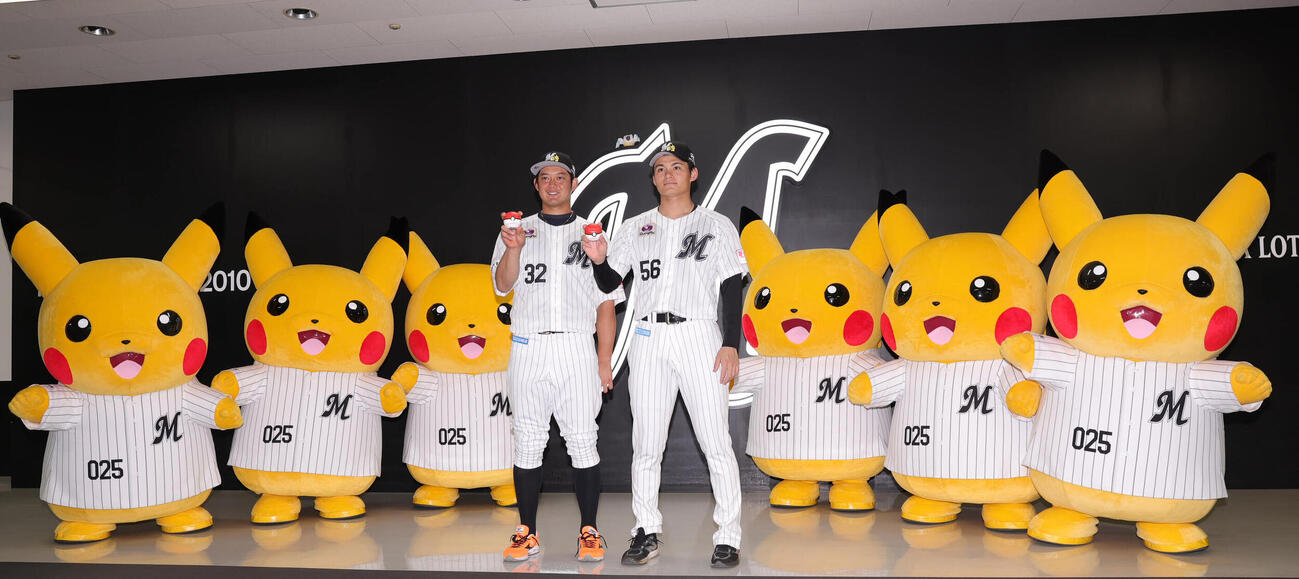 ロッテ対オリックス　試合前にピカチュウと記念撮影するロッテ佐藤都志也（左）と中森俊介（撮影・野上伸悟）