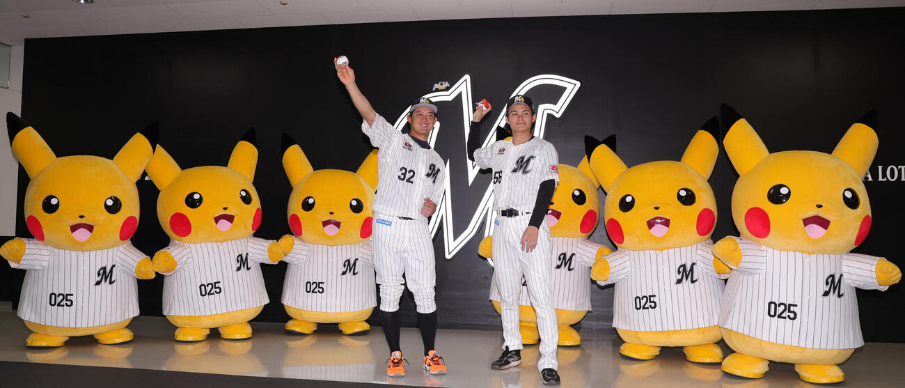 ロッテ対オリックス　試合前にピカチュウと記念撮影するロッテ佐藤都志也（左）と中森俊介（撮影・野上伸悟）