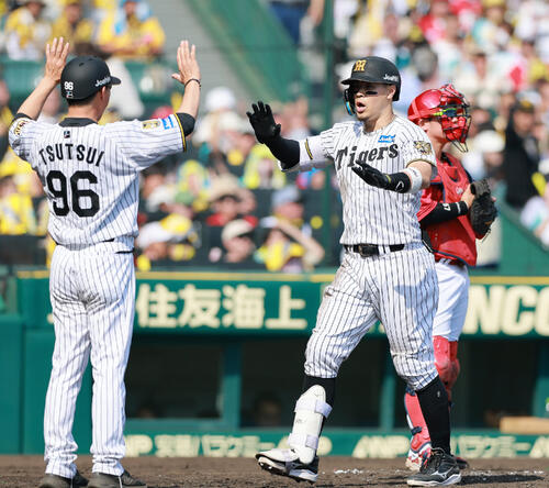阪神】佐藤輝明11号！バックスクリーン弾 今年もTORACOに豪打届けた
