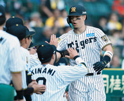 阪神】佐藤輝明11号！バックスクリーン弾 今年もTORACOに豪打届けた