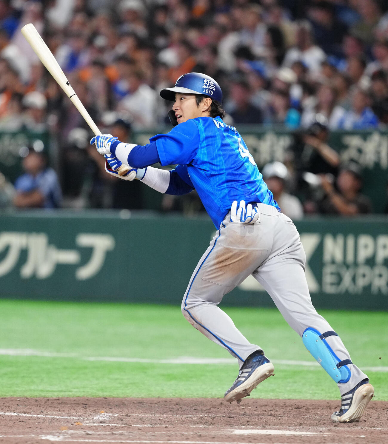 巨人対DeNA 5回表DeNA2死、左前打を放つ度会隆輝（撮影・江口和貴）