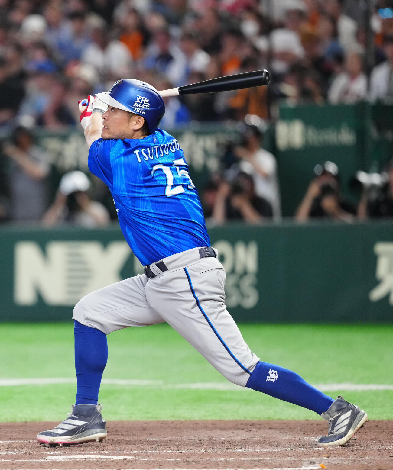 巨人対DeNA 3回表DeNA1死二、三塁、犠飛を放つ筒香嘉智（撮影・江口和貴）