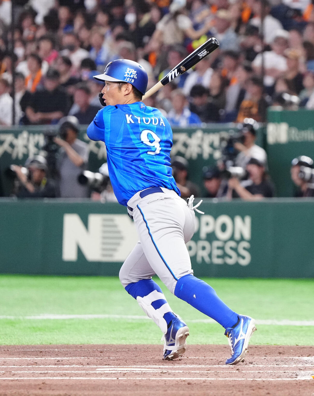 巨人対DeNA 2回表DeNA2死、中前打を放つ京田陽太（撮影・江口和貴）