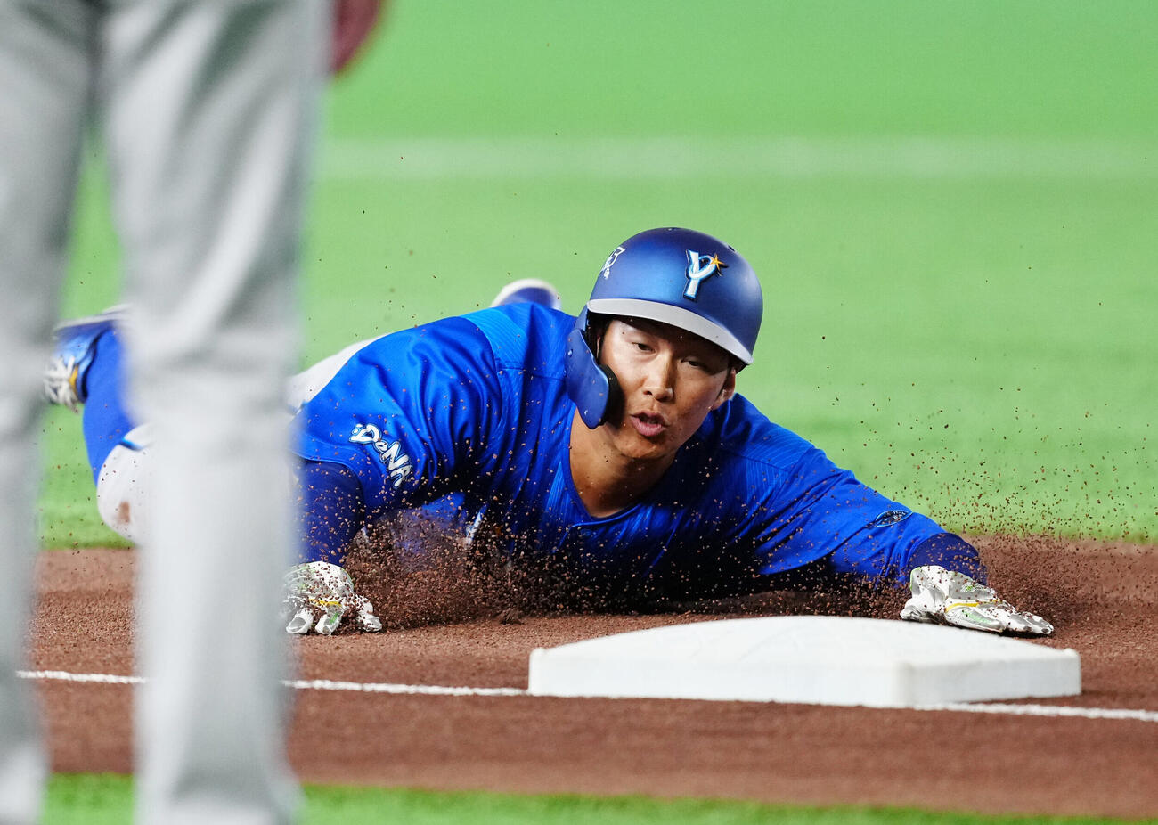 巨人対DeNA 2回表DeNA2死一塁、けん制悪送球で三塁へ進塁する京田陽太（撮影・江口和貴）