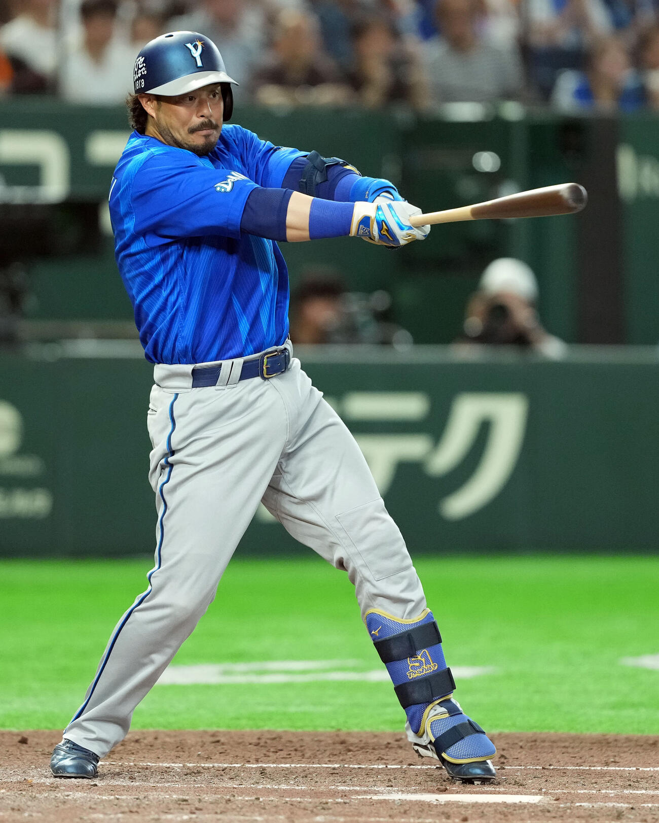 巨人対DeNA 3回表DeNA2死二塁、右前に適時打を放つ宮崎敏郎（撮影・たえ見朱実）