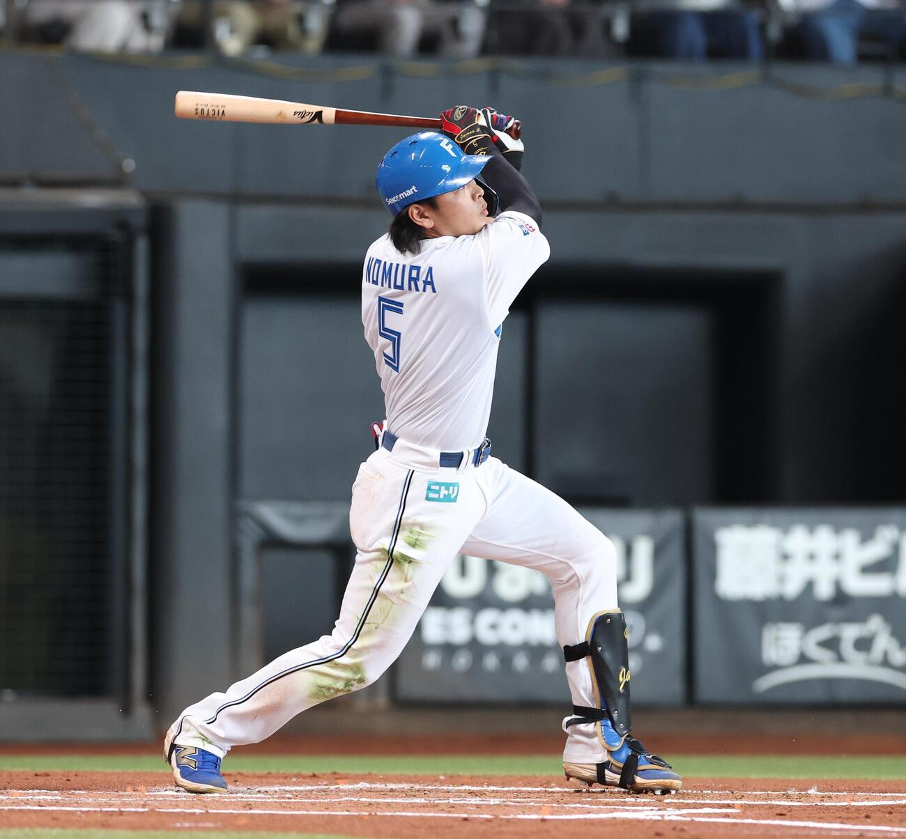 日本ハム対西武　1回裏日本ハム2死二塁、2点本塁打を放つ野村佑希（撮影・黒川智章）