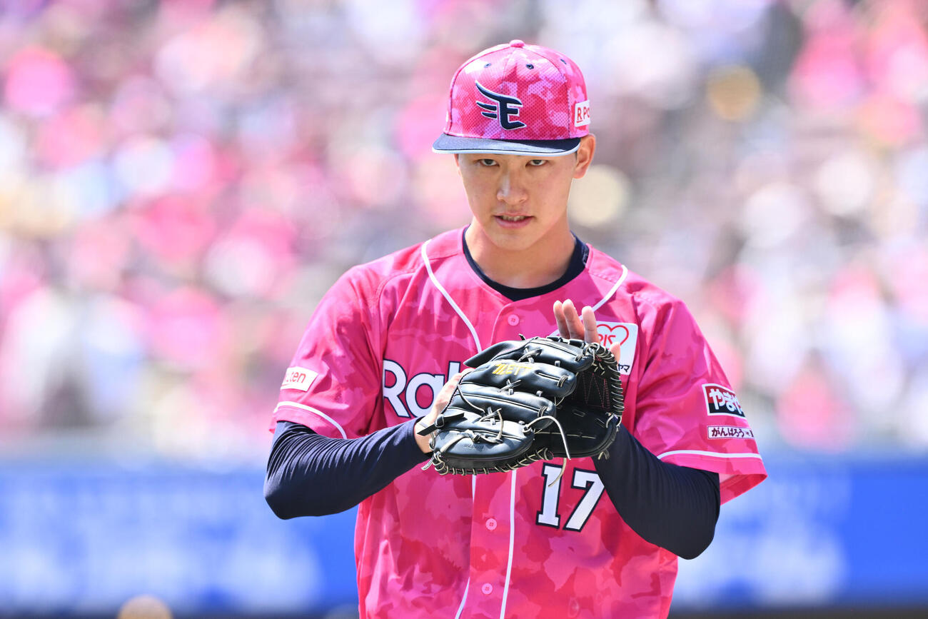 楽天対ソフトバンク　1回表を投げ終えグラブをたたく楽天先発の古謝樹（撮影・滝沢徹郎）
