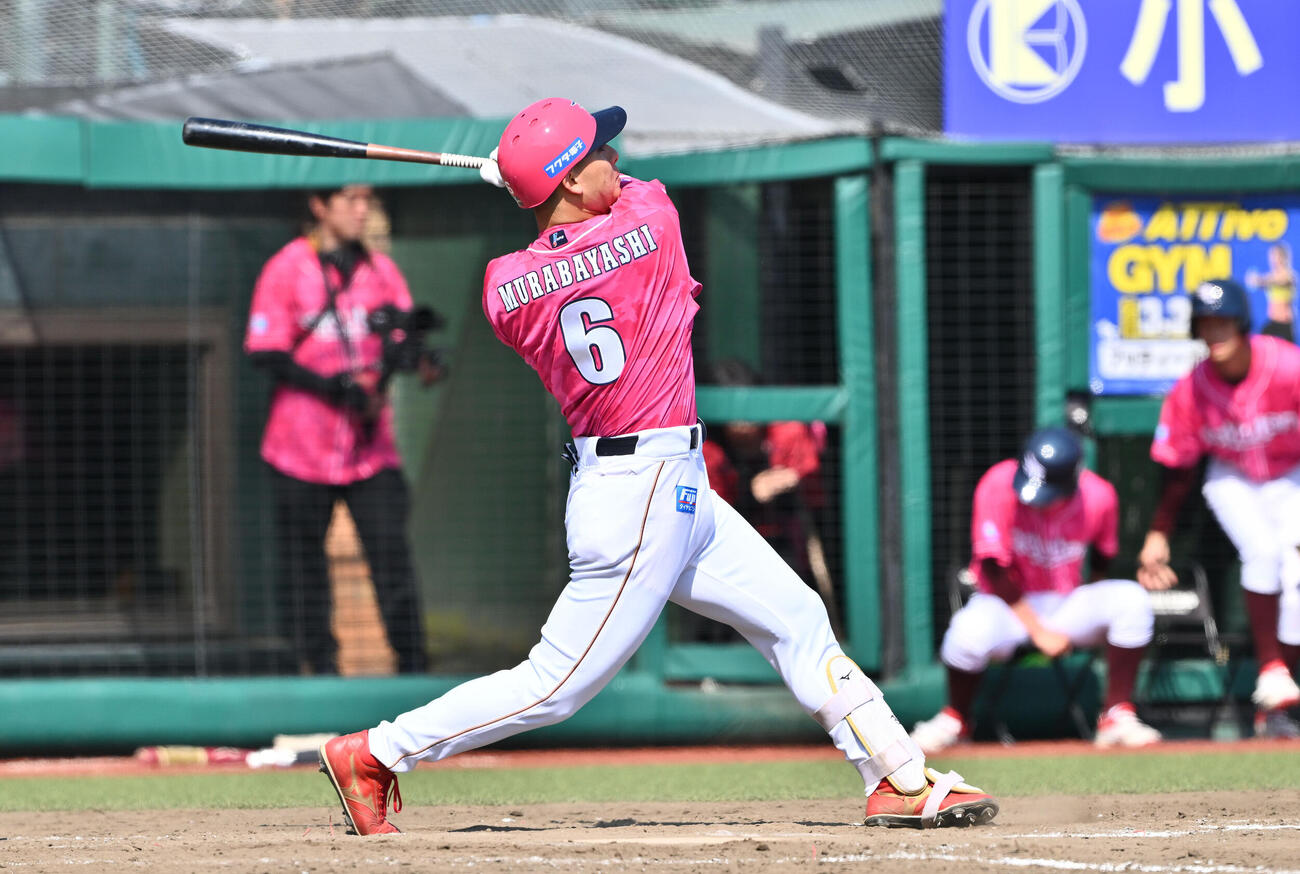 楽天対ソフトバンク　5回裏楽天無死、村林一輝はソロ本塁打を放つ（撮影・滝沢徹郎）