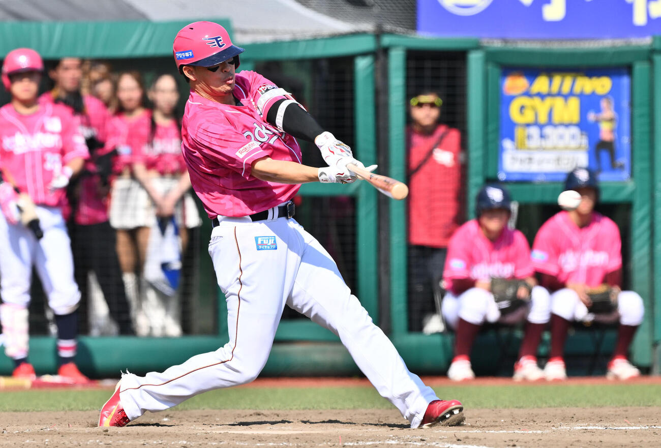 楽天対ソフトバンク　5回裏楽天1死一、三塁、浅村栄斗は適時打を放つ（撮影・滝沢徹郎）