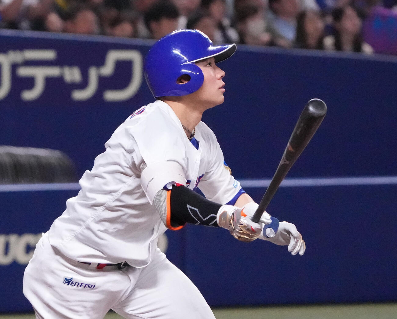 中日対ヤクルト　3回裏中日無死一塁、2点本塁打を放つ村松開人（撮影・森本幸一）