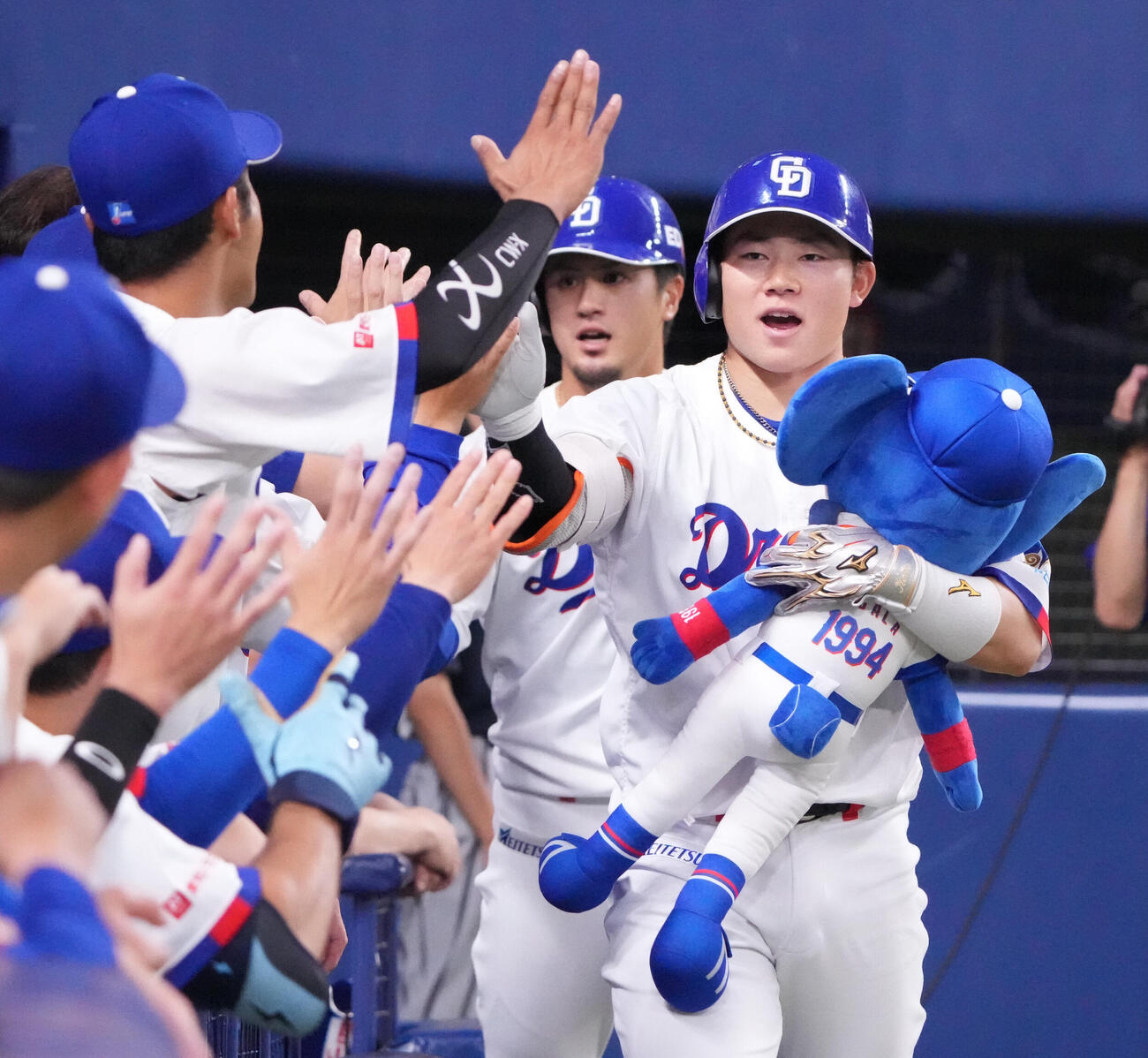 中日対ヤクルト　3回裏中日無死一塁、村松開人（右）は2点本塁打を放ちナインとタッチを交わす（撮影・森本幸一）
