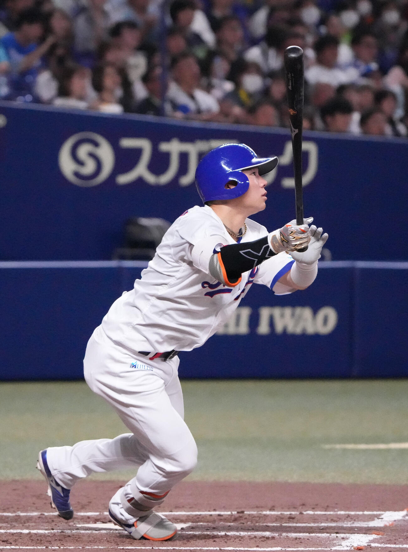 中日対ヤクルト　3回裏中日無死一塁、2点本塁打を放つ村松開人（撮影・森本幸一）