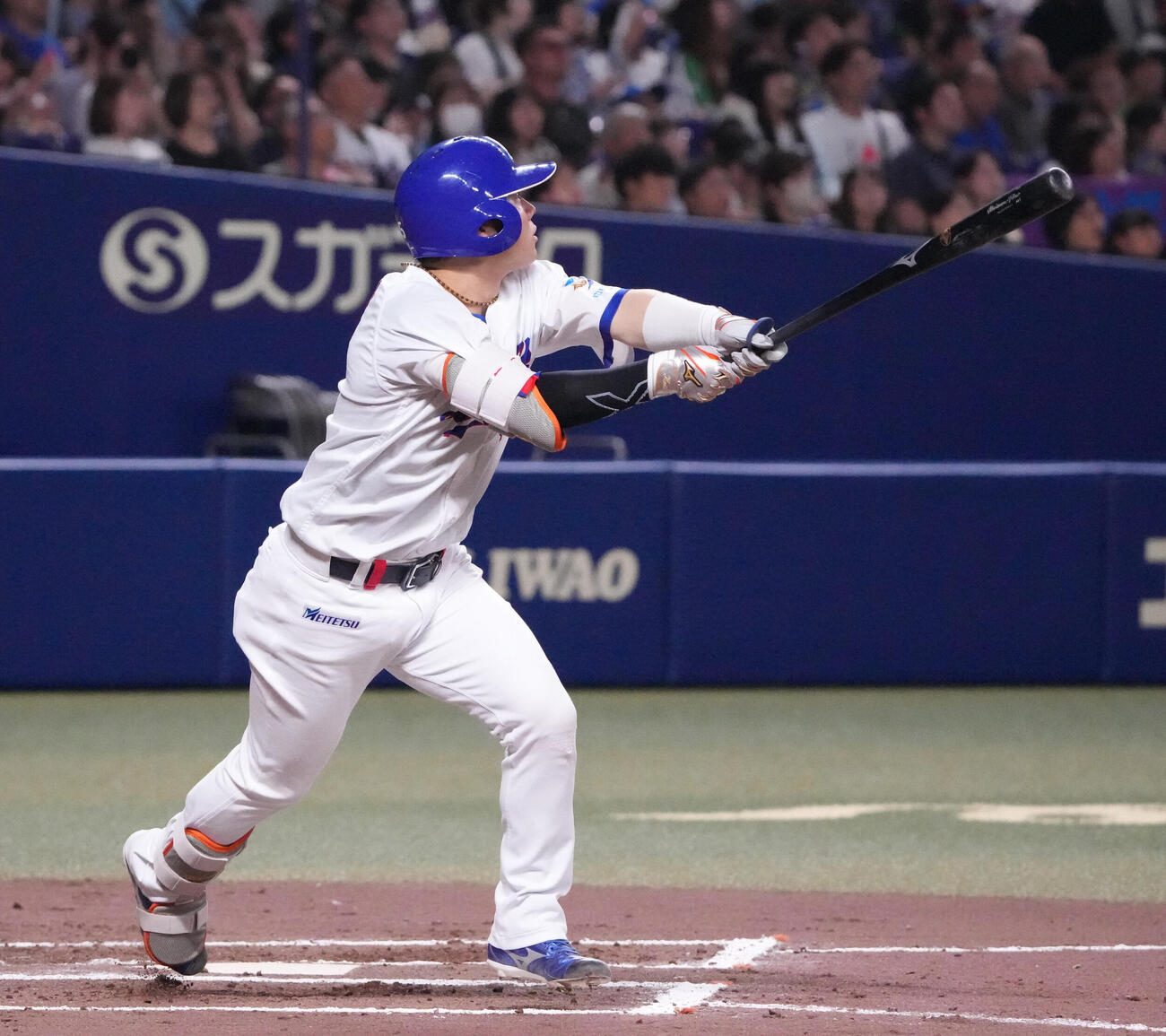 中日対ヤクルト　7回裏中日1死二塁、適時二塁打を放つ村松開人（撮影・森本幸一）