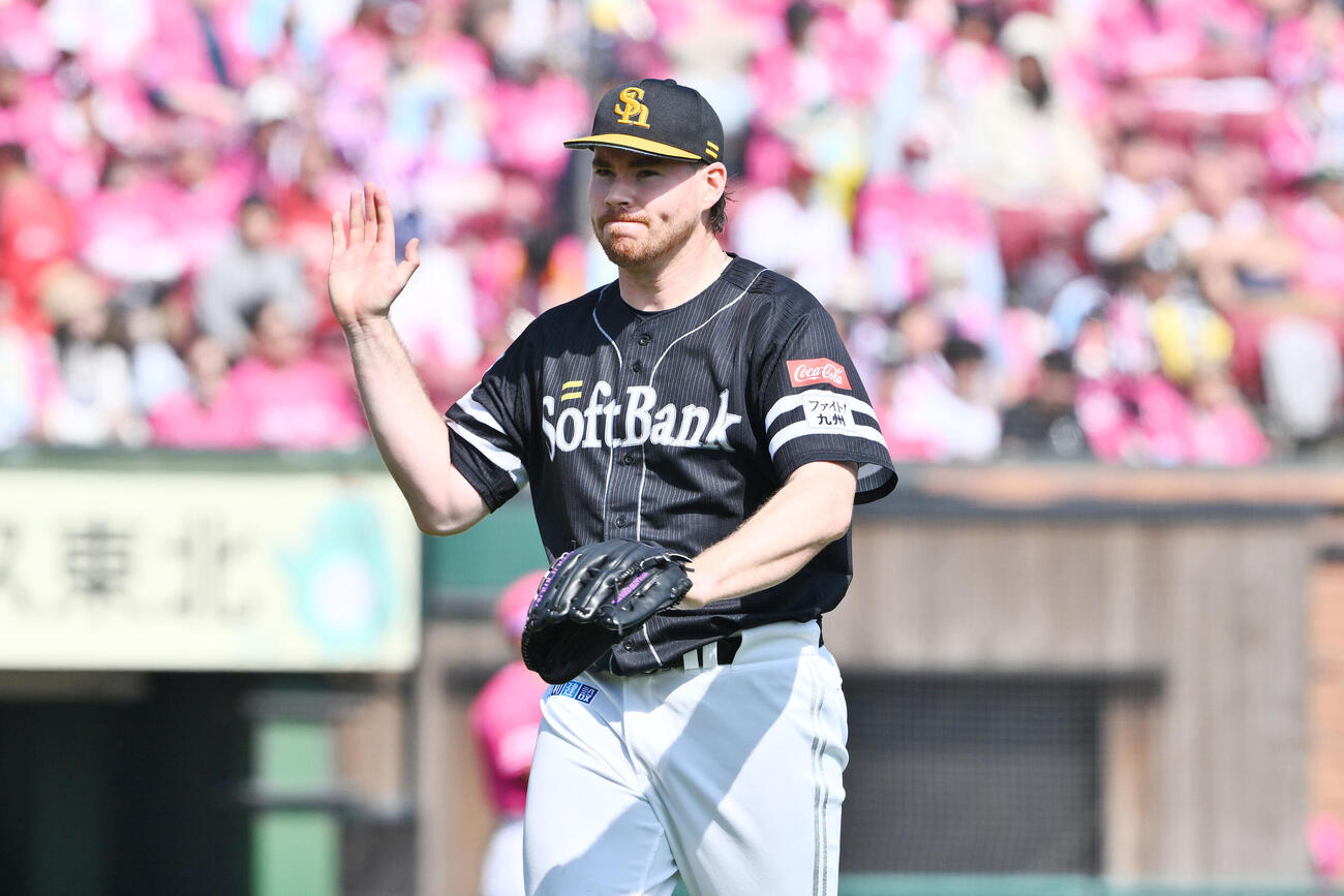 楽天対ソフトバンク　4回裏楽天1死一塁、太田光を併殺打に打ち取りグラブをたたくカーター・スチュワート（撮影・滝沢徹郎）