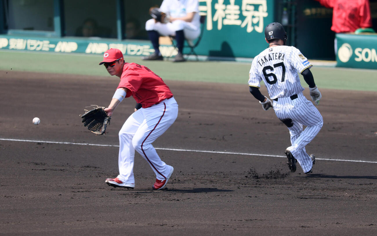 阪神対広島　1回裏阪神無死一、二塁、二塁走者高寺望夢は森下翔太の中飛で三塁へタッチアップ（撮影・加藤哉）