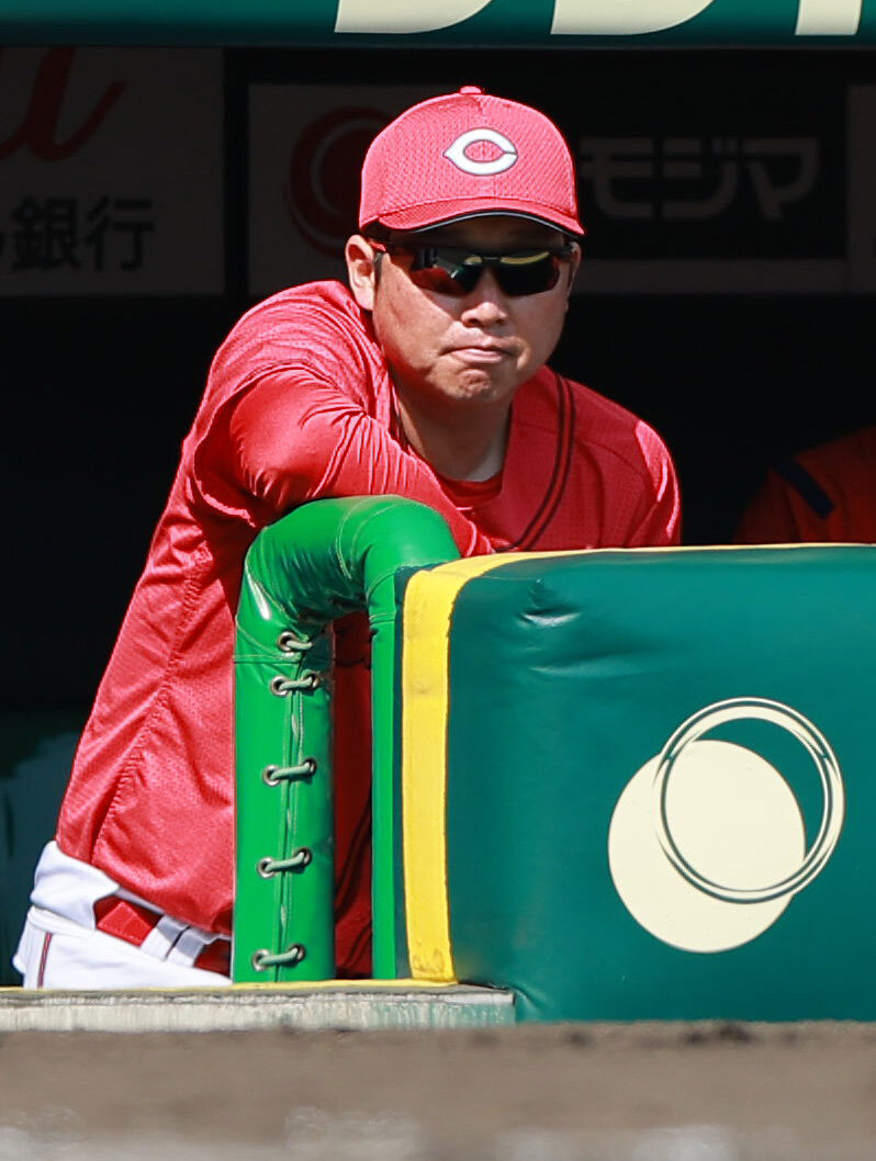 阪神対広島　4回表、戦況を見る新井貴浩監督（撮影・上山淳一）